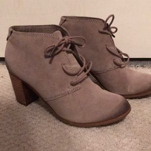 Tom’s high heeled booties - tan / grey